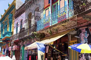 Der Bezirk La Boca ist für seine lebendigen Farben bekannt und bietet Restaurants sowie den Tango in Buenos Aires