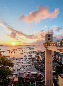 Drucke von Elevator Lacerda am Sonnenuntergang in Salvador im Bundesstaat Bahia in Brasilien Südamerika Brasilien Drucke: Elevator Lacerda am Sonnenuntergang in Salvador im Bundesstaat Bahia in Brasilien Südamerika