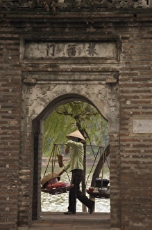 Southeast Asia Outdoor Photography Drucke: Lady carrying baskets