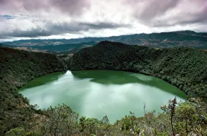 Drucke von Seeu von Guatavita ist die Grundlage der Legende um den Eldorado. Kolumbien Südamerika Kolumbien Drucke: Der See von Guatavita ist die Grundlage der Legende vom Eldorado in Kolumbien Südamerika