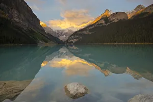 Kanadische Rocky Mountains Drucke: Seeuensee am Sonnenaufgang in der Kanadischen Rocky Mountains im Banff-Nationalpark und Weltkulturerbe des UNESCO