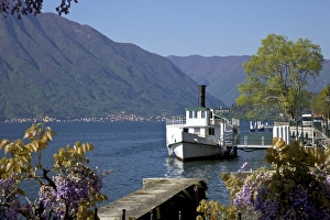 Italian Lakes Photography Drucke: Lakeside view in spring, Lake Como, Italian Lakes, Northern Italy, Europe