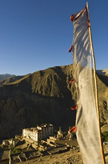 Lamayuru Monastery Drucke: Lamayuru gompa (monastery) and prayer flag