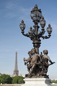Eiffel Tower Photography Drucke: Lamp on the Alexandre III Bridge and the Eiffel Tower, Paris, France, Europe