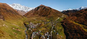 Ushguli Village Drucke: Landscape panoramic view of Ushguli, with Mount Shkhara in the background, Mestia