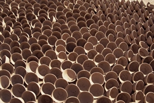 North African Crafts Drucke: A large number of pots