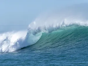 Western Australian Coastline Drucke: Large waves breaking at North Reef
