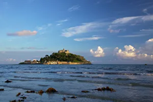 Drucke von Spätes Sommerabendsonnenlicht auf St. Michaels Mount, Marazion in der Nähe von Penzance, Cornwall, England, Vereinigtes Königreich, Europa Berg Drucke: Spätes Sommerabendsonnenlicht auf St. Michaels Mount, Marazion in der Nähe von Penzance.