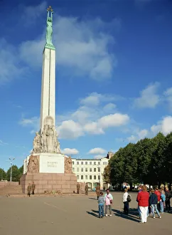 Drucke von Lettin und Wächter vor dem Freiheitsdenkmal in der Stadt Riga Lettland Baltische Staaten Europa Lettland Drucke: Letten und Wächter vor dem Freiheitsdenkmal in der Stadt Riga