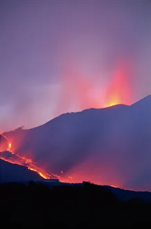 Drucke von Lavafolgen während des Ausbruchs von Monte Etna auf Sizilien in Italien und Europa Verwandte Bilder Drucke: Lavafolgen bei der Ausbrüche des Mount Etna in Sizilien Italien Europa