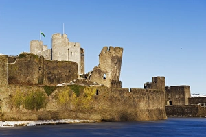 Historic Buildings In Wales Drucke: Leaning tower, Caerphilly Castle, Caerphilly, Gwent, Wales, United Kingdom, Europe