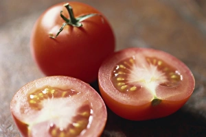 Fruit And Vegetable Display Drucke: Still life of cut tomatoes
