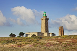 Traditional European Landmarks Drucke: Lighthouse at Cap Frehel, Cotes d Armor, Brittany, France, Europe