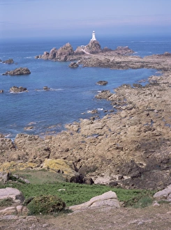 Jersey Lighthouse Drucke: Lighthouse from cliffs at low tide, Corbiere, St. Brelade, Jersey, Channel Islands