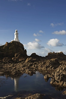 Drucke von Felskanne L'Écorcheur Saint-Brelad auf der Insel Jersey im Kanalinseln Großbritannien Europa Bilder Datiert 2011 Dezember: Fernlichtturm von La Corbière bei St