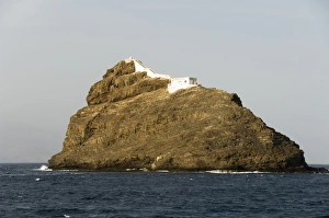 African Coastal Scenes Drucke: Lighthouse on rock in harbour at Mindelo, Sao Vicente, Cape Verde Islands, Africa