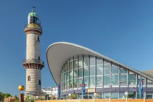 Warnemunde Lighthouse Drucke: Lighthouse and Teepott building