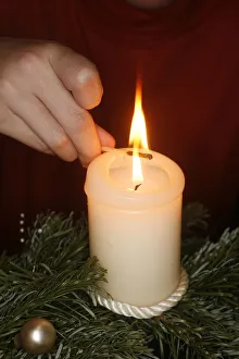 Advent Season Activities Drucke: Lighting an Advent candle