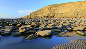 British Seaside Landscapes Drucke: Limestone cliffs and beach, Dunraven Bay
