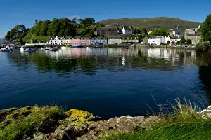 Dorf Drucke: Eine Reihe von Porthäusern bildet den Hintergrund zum Wasserfront des Hafens Portree auf der Insel Skye in den Äußeren