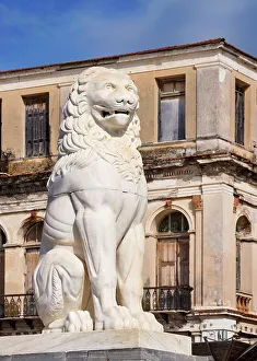 Greek Island Hopping Guide Drucke: Lion Statue at Pythagora Main Square