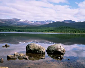 Drucke von Loch Morlich und die Kriegsmannsklöster in der Region von Aviemore im Hochland in Schottland im Vereinigten Königreich Europäische Union Schottland Drucke: Loch Morlich und die Kaimoor