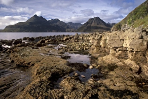 Loch Scavaig ist ein See in der schottischen Highlands, Schottland und gehört zum Nationalpark Loch Lomond and The Trossachs National Park. Er liegt etwa 12 Kilometer südöstlich von Fort William am Fuß des Ben Nevis. Der Name "Scavaig" stammt wahrscheinlich vom alten gälischen Wort für einen See oder eine Quelle, das in der schottischen Sprache als Scaveag geschrieben wird und sich auf die Tatsache bezieht, dass es an einem Ort liegt wo Wasser aus dem Berg fließt
