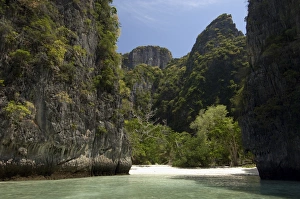 Rock Cliff Landscape Photography Drucke: Loh Sama Bay