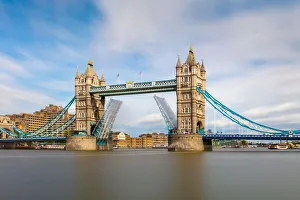 Langsame Belichtung der Öffnung von Tower Bridge in London im Vereinigten Königreich Großbritannien Europa