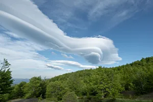 Mountain Landscape Photography Europe Drucke: Long lenticular clouds in a mountain landscape, Emilia Romagna, Italy, Europe