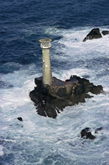 Lichtschein des Longships Leuchtturms in Lands End bei Cornwalles im Vereinigten Königreich Großbritannien Europa