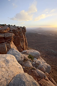 Vertical Landscape Photography Tips Drucke: Looking along the edge of a butte at sunset