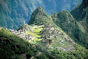 Drucke von Blickt man von der Inkaträger aus auf die Stadt der Incas in Machu Picchu. Ein UNESCO-Welterbe im heutigen Peru Südamerika Südamerikanische Kunstdrucke: Blickt man vom Inkatrail auf die Stadt der Inkas herab