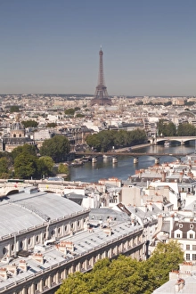 European City Photography Drucke: Looking over the rooftops of Paris to the Eiffel Tower, Paris, France, Europe