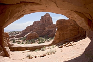 Eroded Sandstone Landscapes Drucke: Looking out through Tower Arch