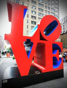 Vereinigte Staaten Von Amerika Drucke: Die Pop-Art-Liebeskulptur von Robert Indiana an der 6th Avenue in Manhattan im New Yorker Stadtteil