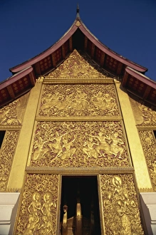 Indochina Cultural Heritage Sites Drucke: Low angle view of goldwork on the outside of the Longboat
