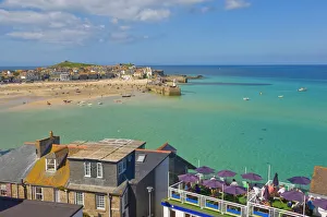 Niedriges Wasserstand, über die Dächere und den Hafen von St.Ives hinschauend