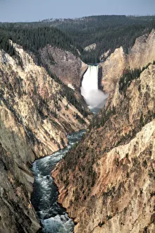Drucke von Niedere Wasserfälle im Fluss Yellowstone in dem Yellowstone-Nationalpark ein Weltkulturerbe der UNESCO und Teil des US-Bundesstaates Wyoming an der Nordamerika USA Kulturerbestätten Drucke: Niedere Wasserfälle am Fluss Yellowstone im Yellowstone-Nationalpark ein Weltkulturerbe der UNESCO in Wyoming USA
