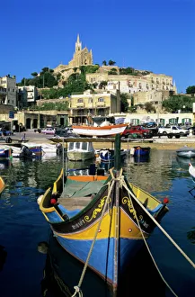 Drucke von Fischereiboot Luzzu im Hafen von Mgarr auf der Insel Gozo in Malta am Mittelmeer in Europa Malta Drucke: Fischereiboot Luzzu im Hafen von Mgarr auf der Insel Gozo in Malta am Mittelmeer und Europa