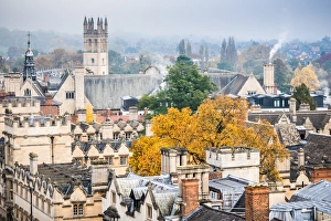 Kathedrale Magdalenenkollegium im Herbst zu Oxford in der englischen Grafschaft Oxon und im Vereinigten Königreich Großbritannien und Irland (Europa)