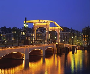 Amsterdam Cityscape At Night Drucke: Magere Bridge illuminated in the evening