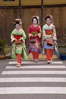 Maike (Junggeige Geisha) spazieren im Straßenverkehr der