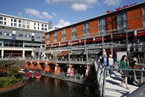United Kingdom Photography Tours Drucke: The Mailbox shopping complex with many cafes and restaurants. Birmingham