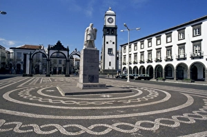 Portugal Village Drucke: Main square with Cabral statue