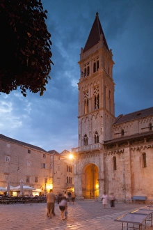Bilder Datiert 15. Juni 2010: Hauptplatz und Dom beleuchtet am Abend in Trogir als Weltkulturerbe an der Adria auf dem Balkan