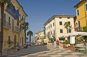 European Lakeside Villages Drucke: The main square towards the harbour