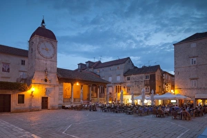 Croatia Landscape Photography Drucke: Main square lit up at dusk with cafes
