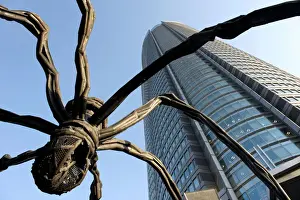 Bildhauerei Drucke: Die Maman-Skulptur von Louise Bourgeois mit dem Mori-Tower im Roppongi-Hills-Komplex in Tokio