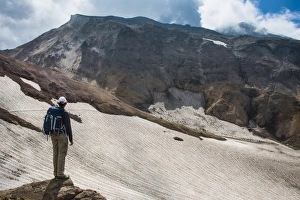 Mutnovsky Volcano Drucke: Man admiring, Mutnovsky volcano, Kamchatka, Russia, Eurasia